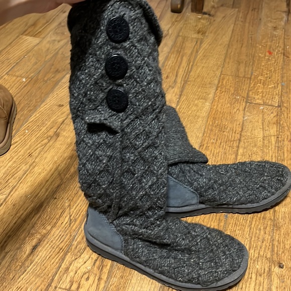 Wear two ways ugg boots - Picture 2 of 3